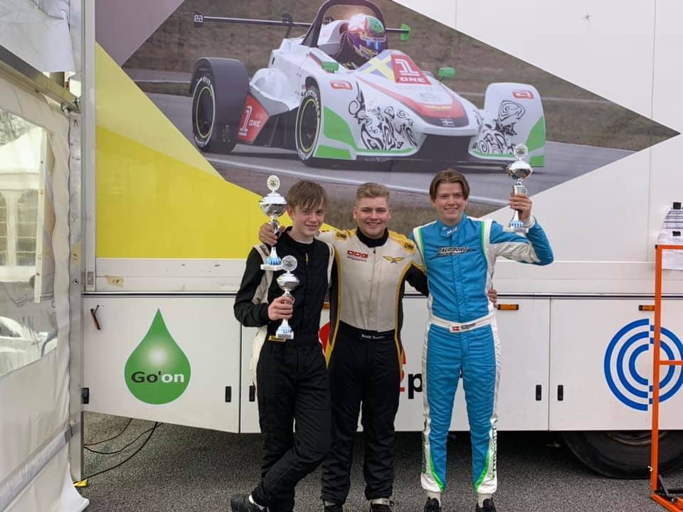 Resultatet af finaleheatet det totale klassement, fra venstre: Kevin Brandsborg nr.3, Kevin Suenson nr.1 og Magnus Taulborg nr. 2
(Foto: Brian Brandsborg)